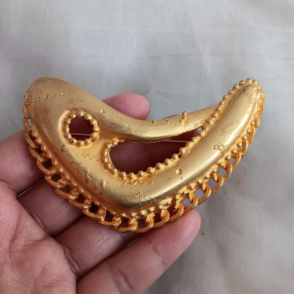 Elegant Gold Brooch Pin Women's Jewelry Piece